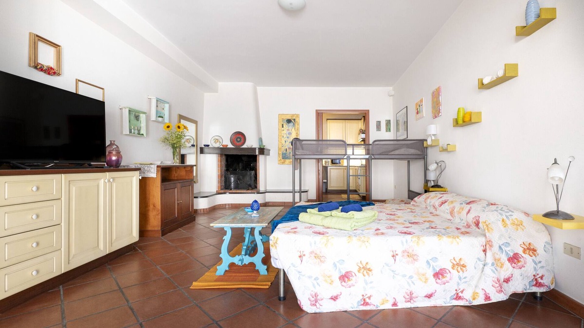 Palmariggi Apartment | Apartment 'La Terra Di Mezzo' with Balcony, Wi-Fi and Air Conditioning