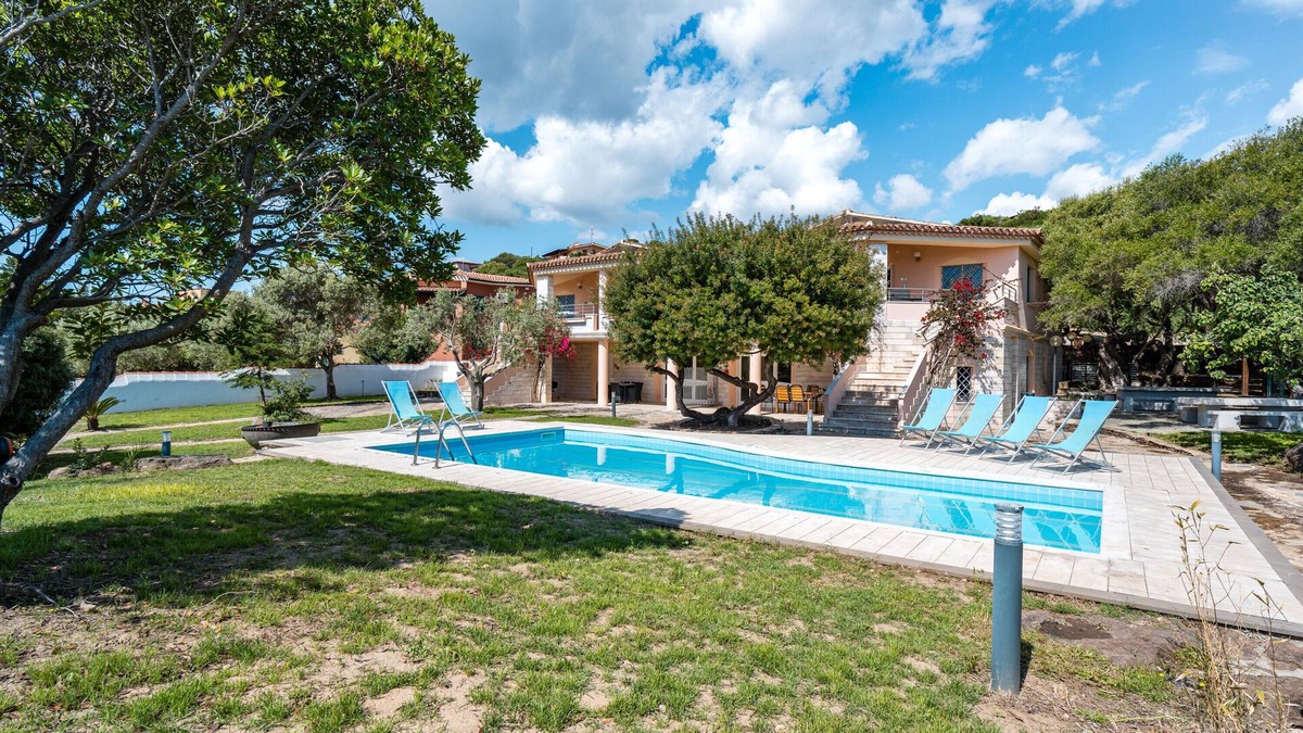 Sas Linnas Siccas Apartment | Apartment 'La Vela Blu' with Shared Pool, Wi-Fi and Air Conditioning