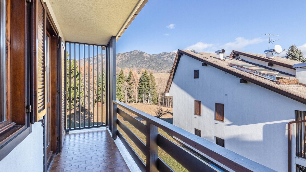 Dosso Veronza Apartment | Apartment 'Lagorai 16 Villaggio Veronza' with Mountain View, Shared Garden and Balcony