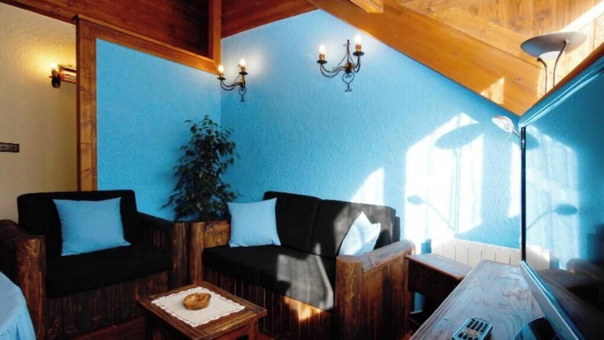 Borrastre Apartment | Apartment 'Larrás' with Mountain View, Shared Garden and Wi-Fi