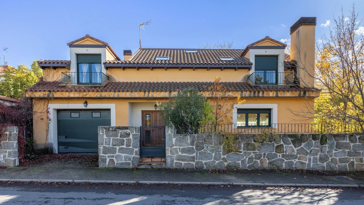 Navaluenga Apartment | Apartment 'Las Eras' with Mountain View, Shared Pool and Shared Garden