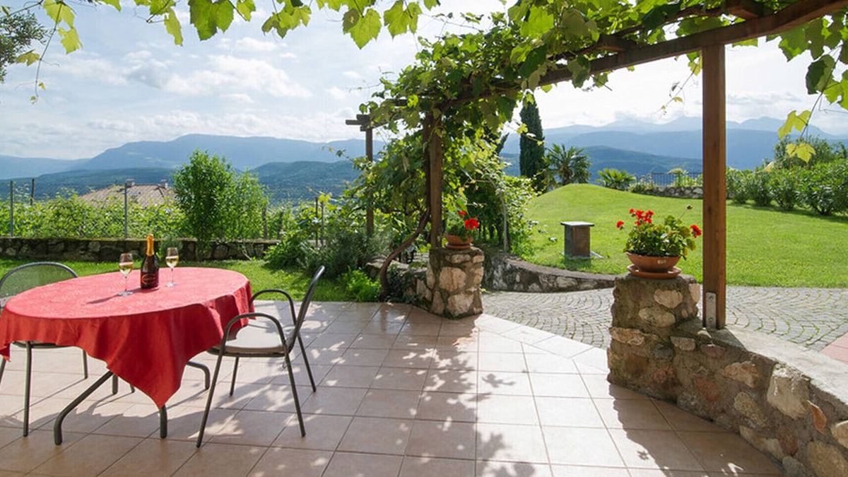 Caldaro Sulla Strada del Vino Apartment | Apartment 'Laurin' with Mountain View, Shared Terrace and Wi-Fi