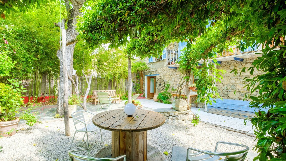 Clans Apartment | Apartment 'Le Jardin Des Oiseaux' with Shared Garden