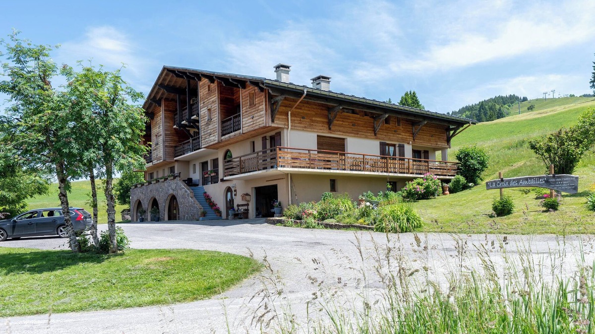 Cohennoz Apartment | Apartment 'Le Lachat' with Mountain View, Shared Terrace and Wi-Fi