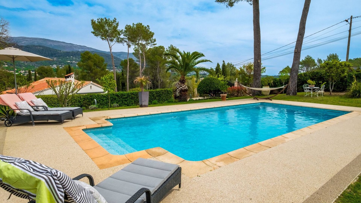 Peymeinade Apartment | Apartment 'Le Mas Des Pins' with Mountain View, Wi-Fi and Air Conditioning