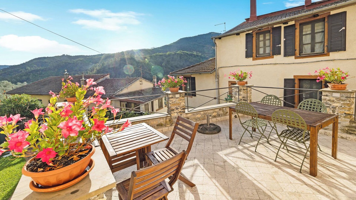 Cardoni Apartment | Apartment "Le Peonie - Clotilde" with Mountain View, Garden & Wi-Fi