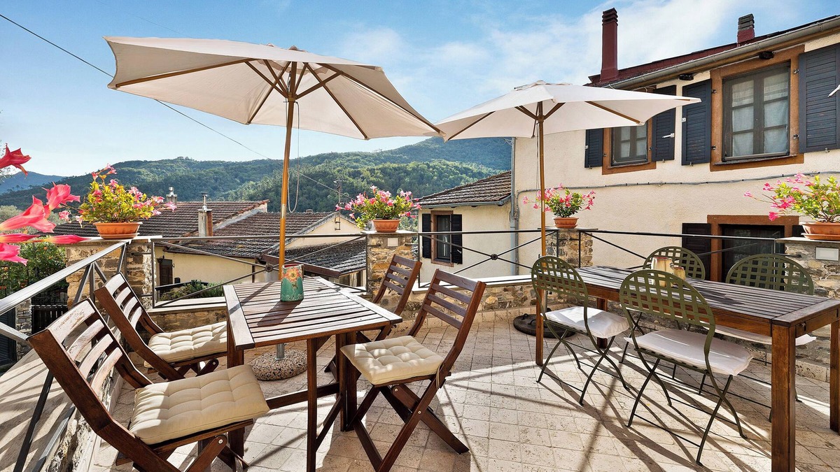 Cardoni Apartment | Apartment "Le Peonie - Celestino" with Mountain View, Garden & Wi-Fi