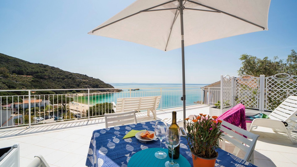 Cavoli Apartment | Apartment "Le Sirene Bilo 5" near the beach with shared terrace and Wi-Fi