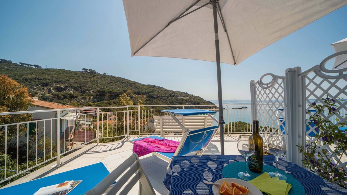 Cavoli Apartment | Apartment 'Le Sirene Mono 9' with Shared Terrace, Wi-Fi and Air Conditioning