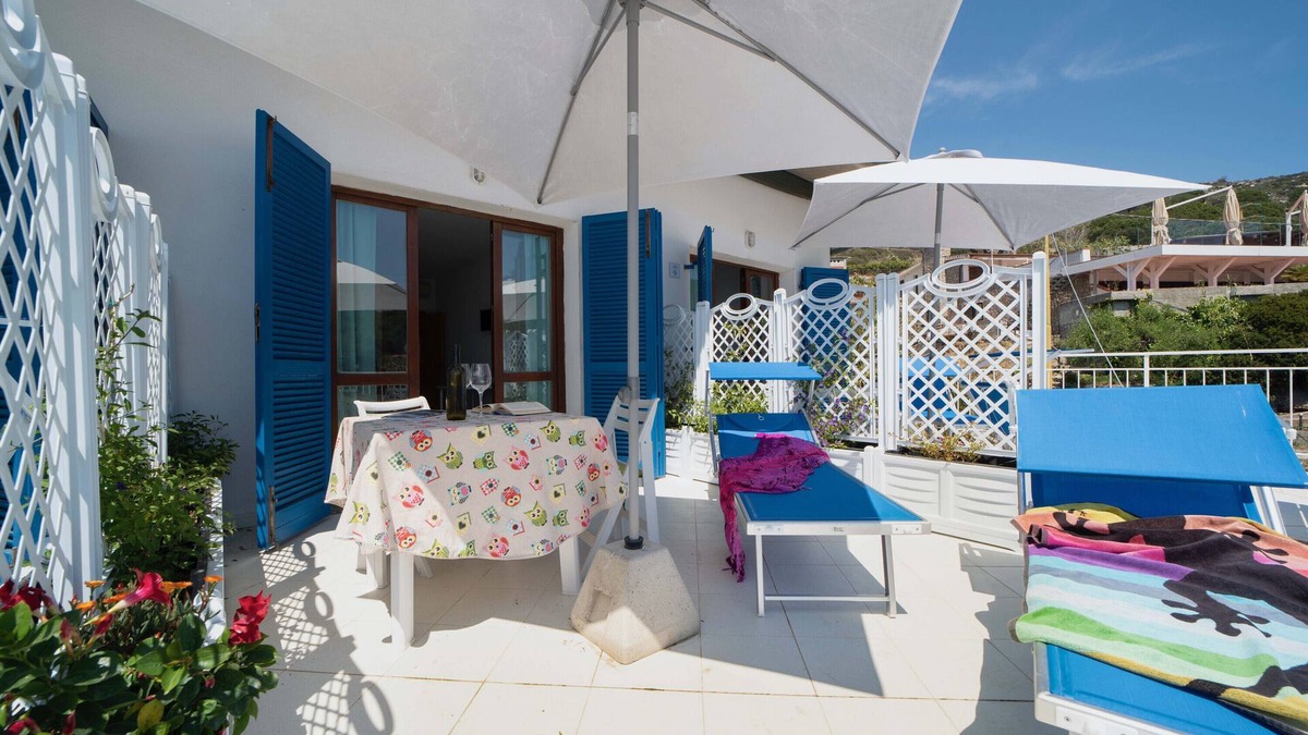 Cavoli Apartment | Apartment 'Le Sirene Mono 8' with Shared Terrace, Wi-Fi and Air Conditioning