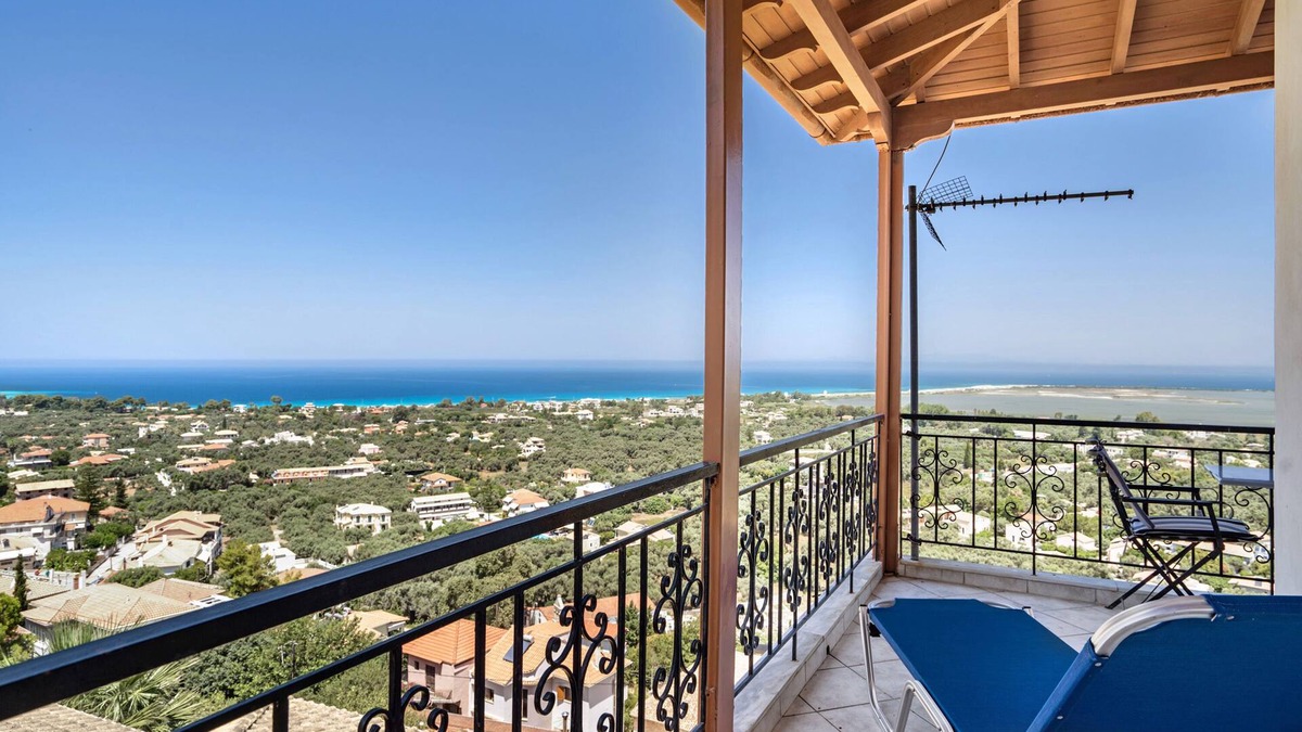 Frinion Apartment | Apartment "Lefkothea 4" with Sea View, Balcony & Wi-Fi