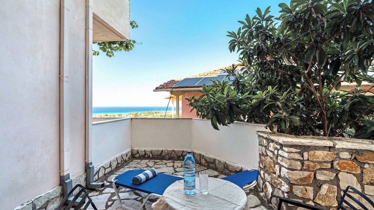Frinion Apartment | Apartment "Lefkothea 5" with Sea View, Balcony & Wi-Fi