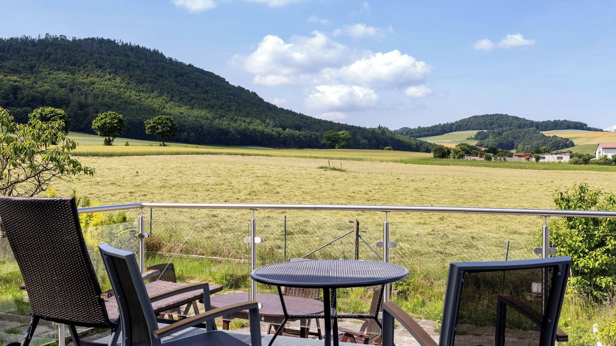 Reinhardshausen Apartment | Apartment 'Lerchenweg B' with Shared Terrace, Shared Garden and Wi-Fi