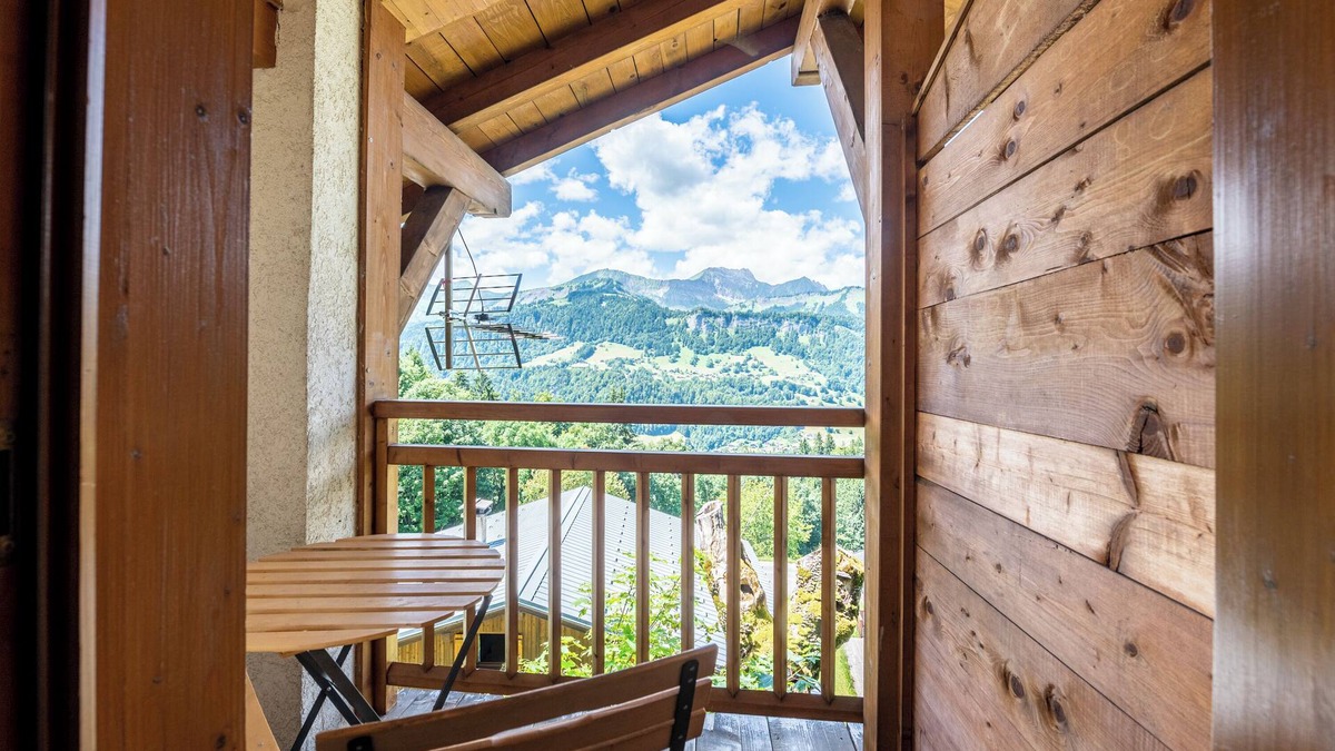 Crest-Voland Apartment | Apartment 'Les Bouquetins,Piscine Et Aire Jeux' with Mountain View, Shared Garden and Wi-Fi