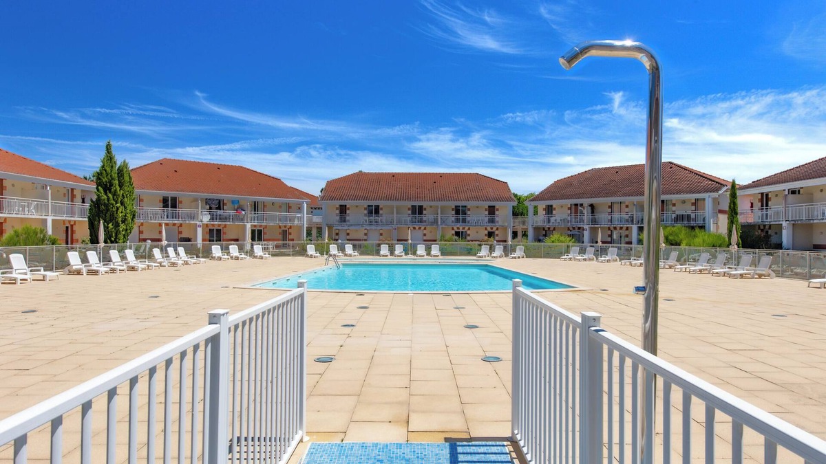 Le Verdon-sur-Mer Apartment | Apartment 'Les Vertmarines' with Shared Pool, Private Terrace and Wi-Fi