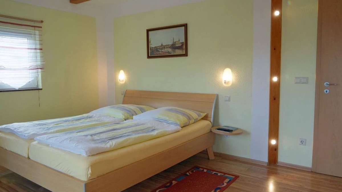 Pirna Bed & Breakfast | Apartment, living/bedroom - Pension Nr. 13