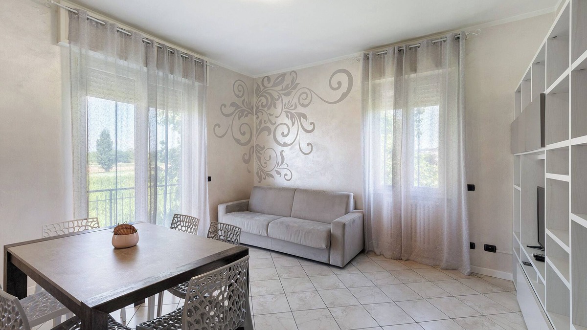 Lonato del Garda Apartment | Apartment 'Lm House - Trilocale Acanthus' with Shared Terrace, Wi-Fi and Air Conditioning