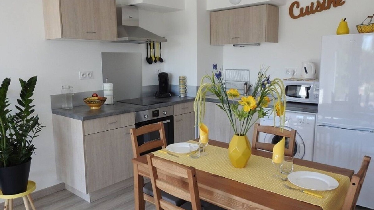 Jonzac Apartment | Apartment located on the 1st floor of a small residence with four