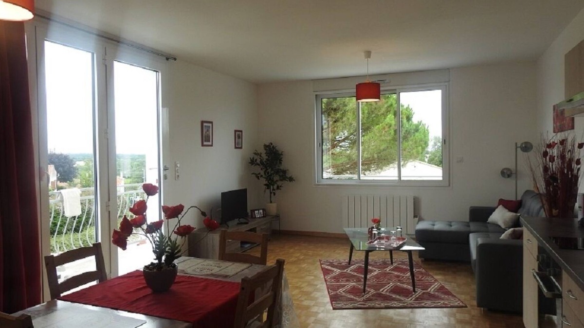 Jonzac Apartment | Apartment located on the 1st floor of a small residence with four