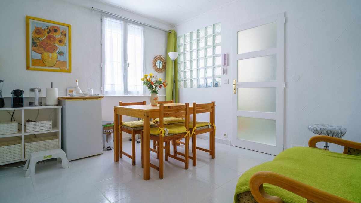 Elne Apartment | Apartment 'Logis Helena' with Wi-Fi