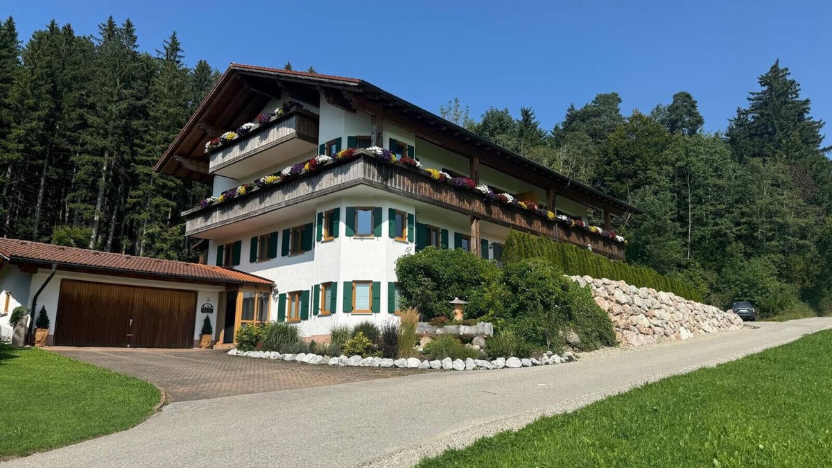 Friesenried Apartment | Apartment 'Löwenzahn' with Private Terrace, Shared Garden and Wi-Fi