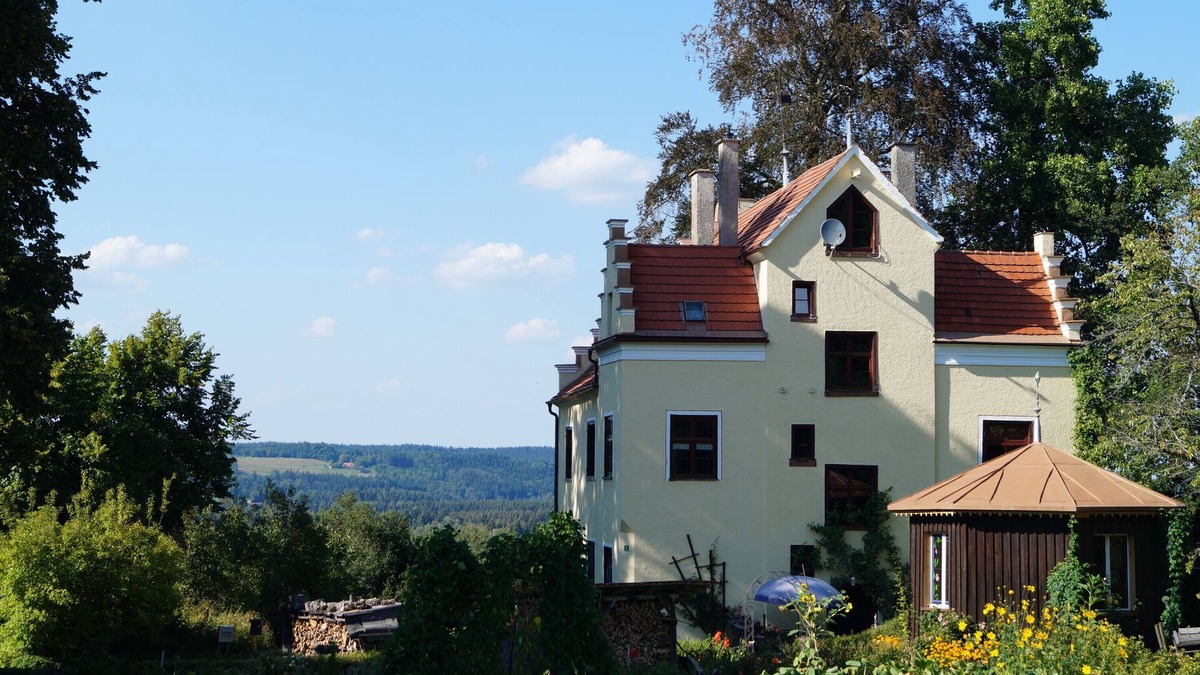 Maierhofen Apartment | Apartment 'Ludwigshöhe' with Private Terrace, Private Garden and Wi-Fi