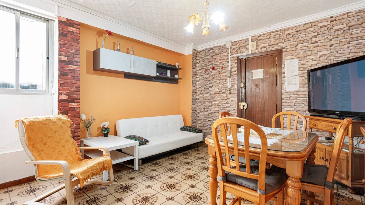 Bailen-Miraflores Apartment | Apartment 'Lulu' with Wi-Fi & A/C