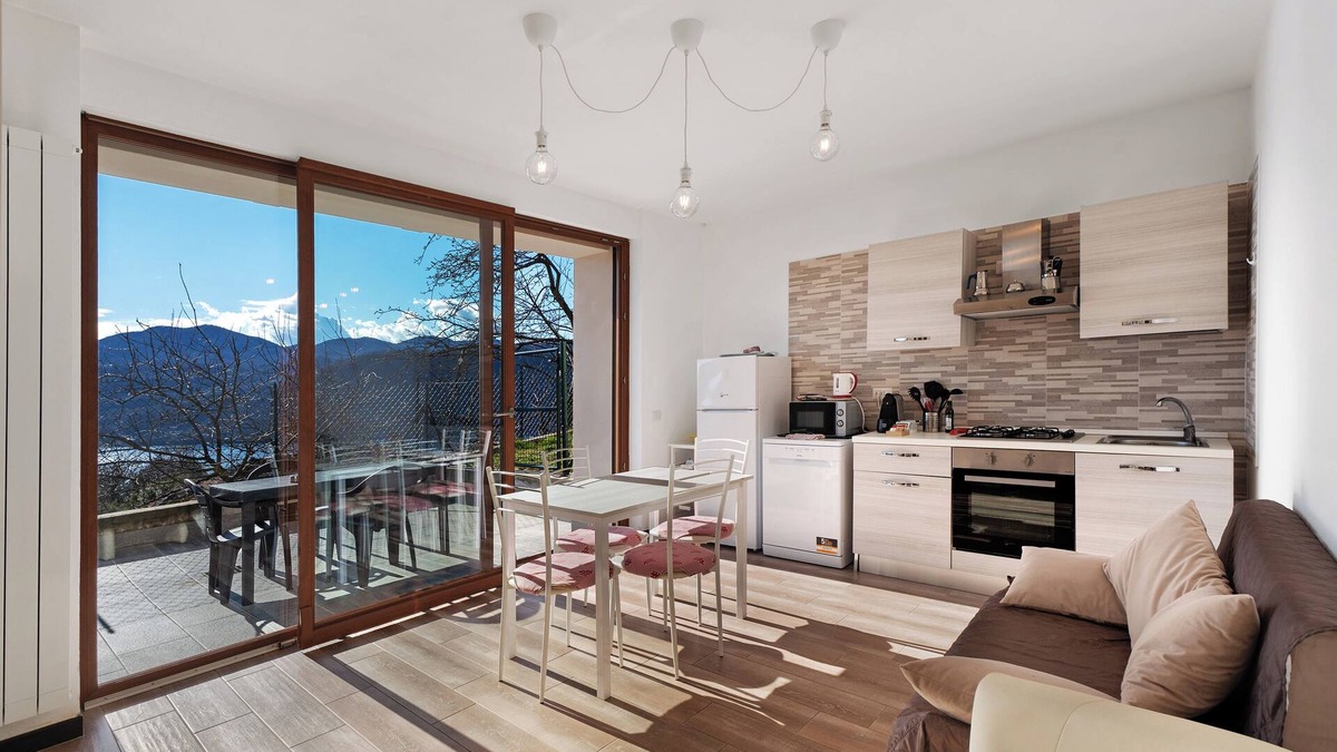 Pratolungo Apartment | Apartment 'Luna' with Lake View, Shared Pool and Wi-Fi
