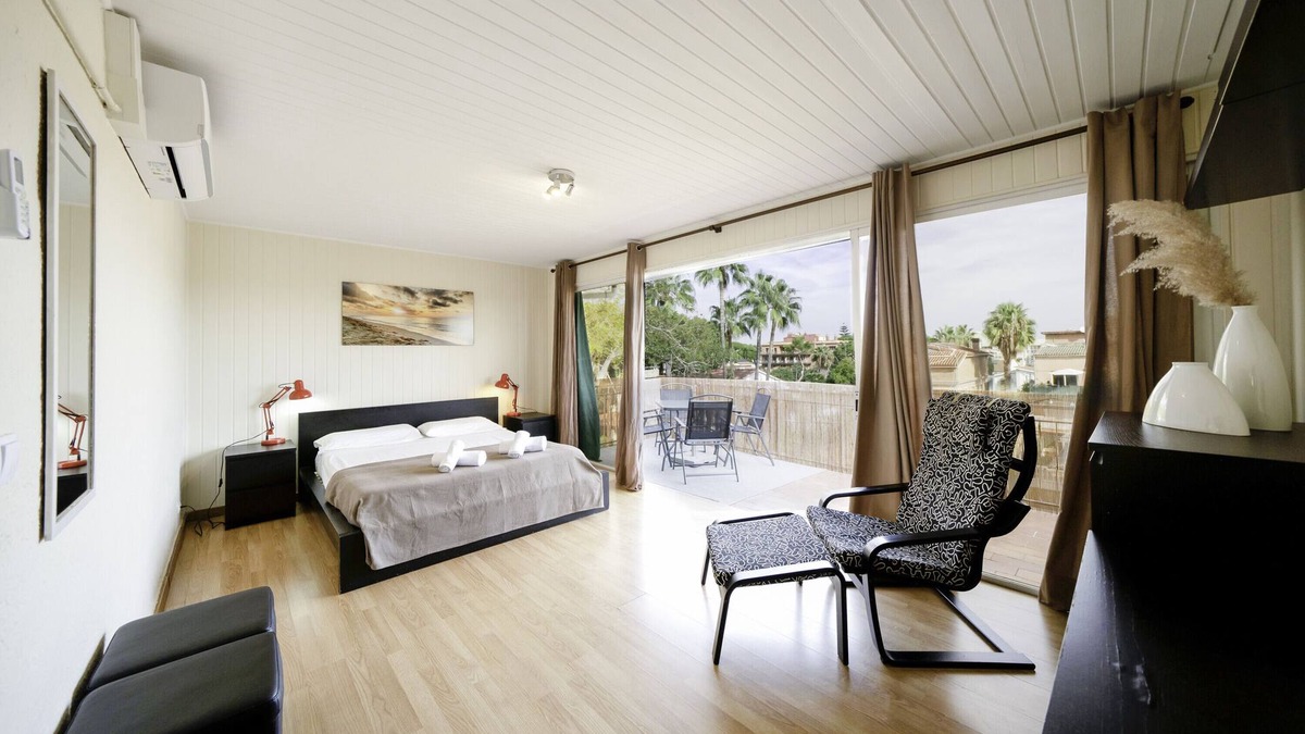 Castelldefels Apartment | Apartment 'Luz y Color' with Private Terrace, Wi-Fi and Air Conditioning