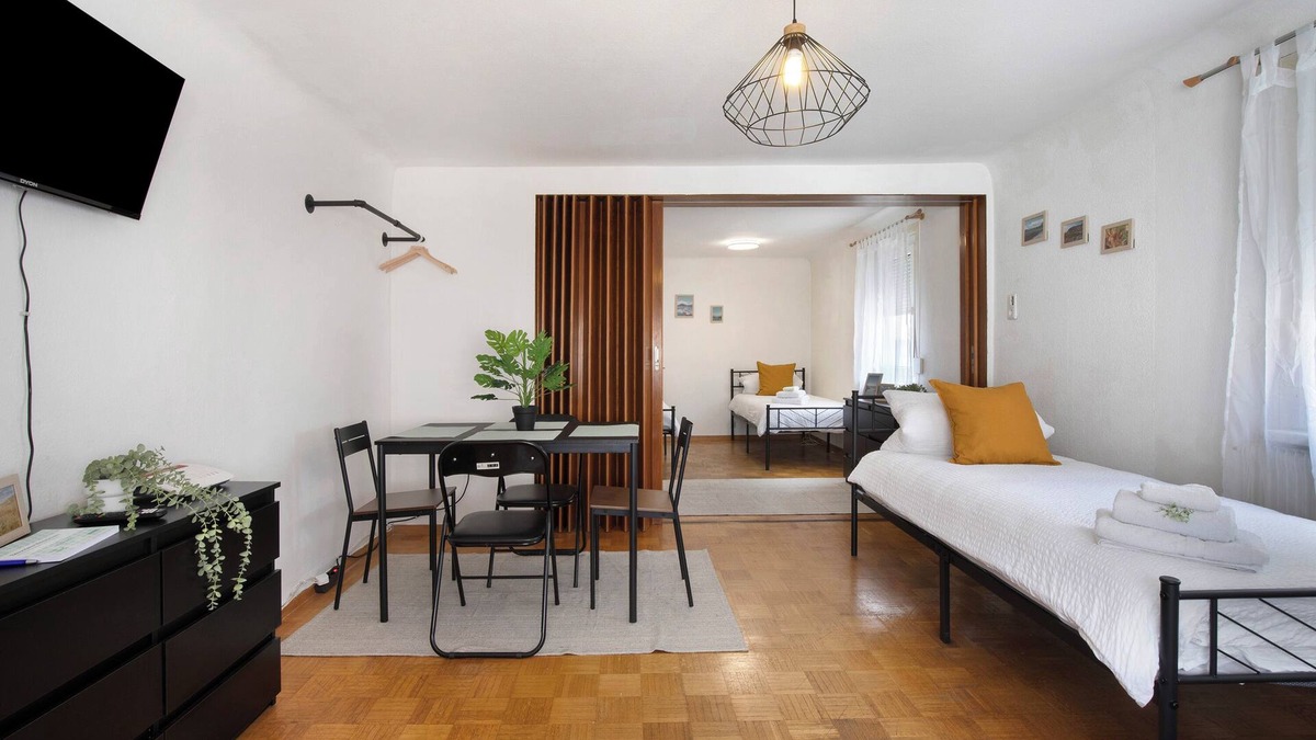 Neckarhausen Apartment | Apartment 'M B Homes Nürtingen' with Wi-Fi