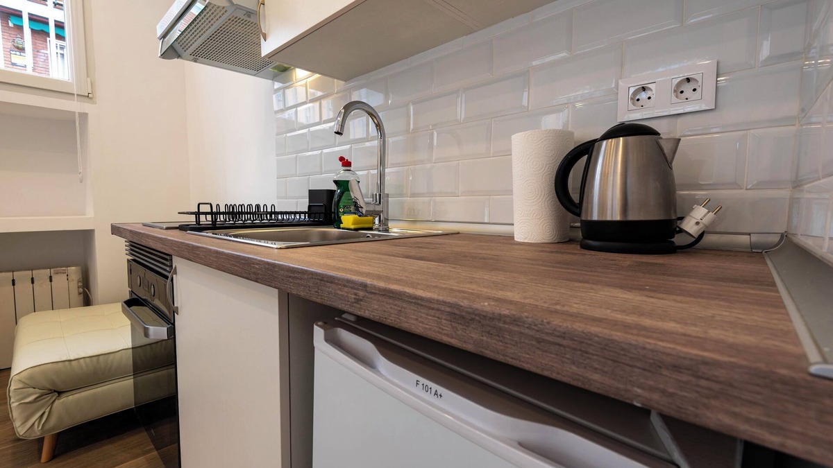 Ciudad Universitaria Apartment | Apartment Madrid Centro, 5 minutes walk from the metro, full bath, wash/dryer.