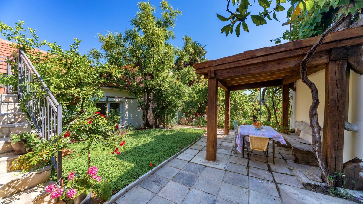 Kaluđerac Apartment | Apartment Magazini - Comfy Two Bedroom Apartment with Balcony