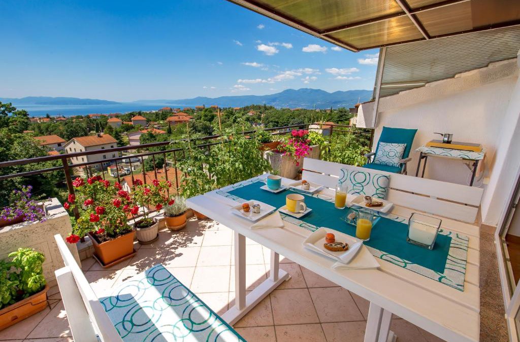 Sarsoni Apartment | APARTMENT MAGDA with a parking space and sea view