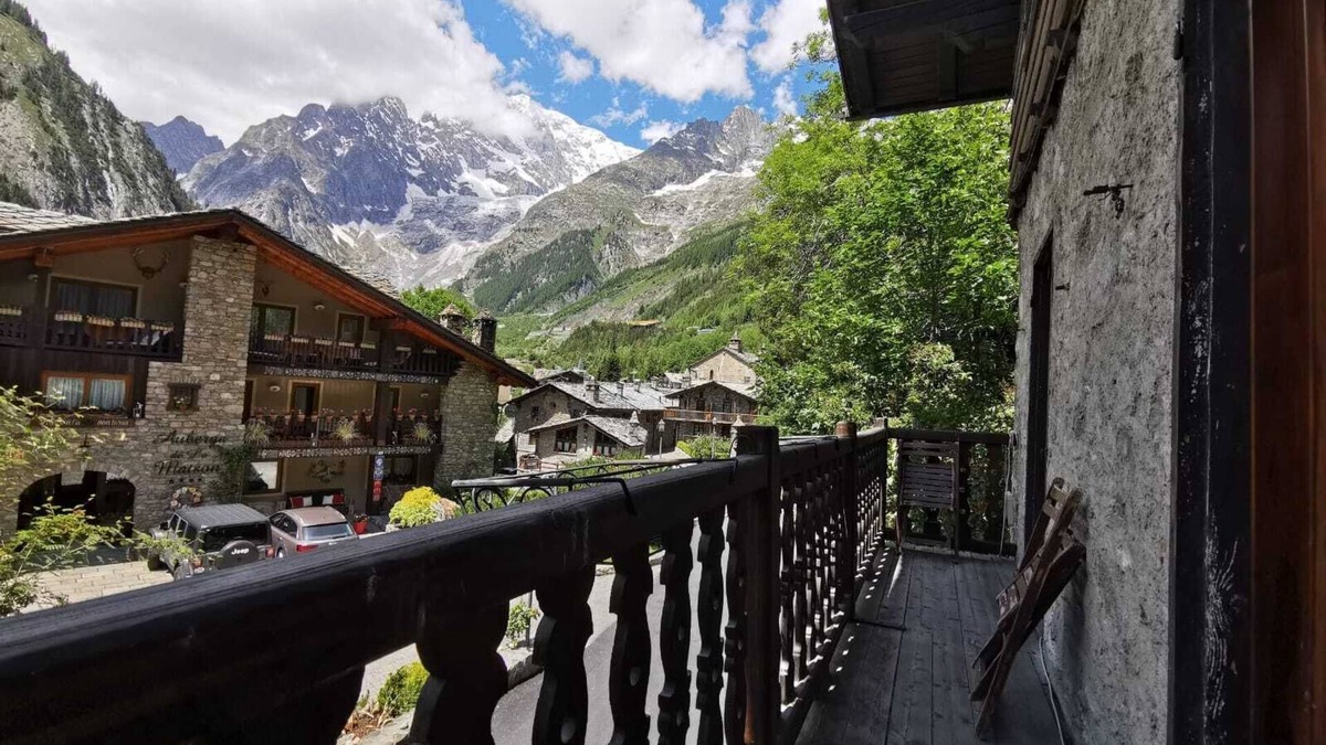 Entreves Apartment | Apartment 'Maison Esterina Vista Monte Bianco' with Mountain View, Shared Garden and Wi-Fi
