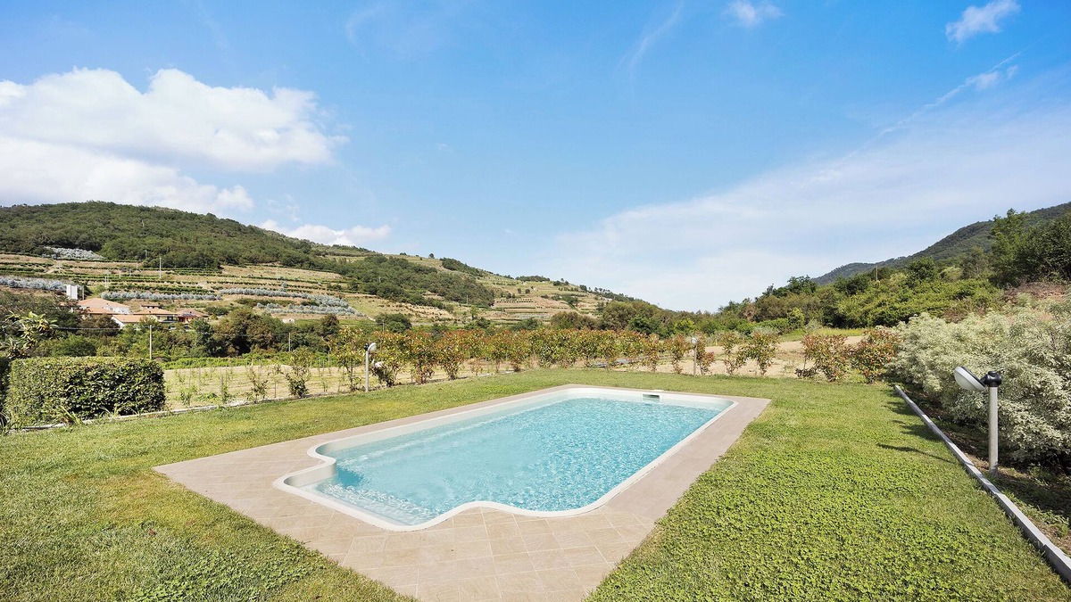 Ortovero Apartment | Apartment "Mansarda Albero Verde con Piscina" with Mountain View, Pool, A/C & Wi-Fi