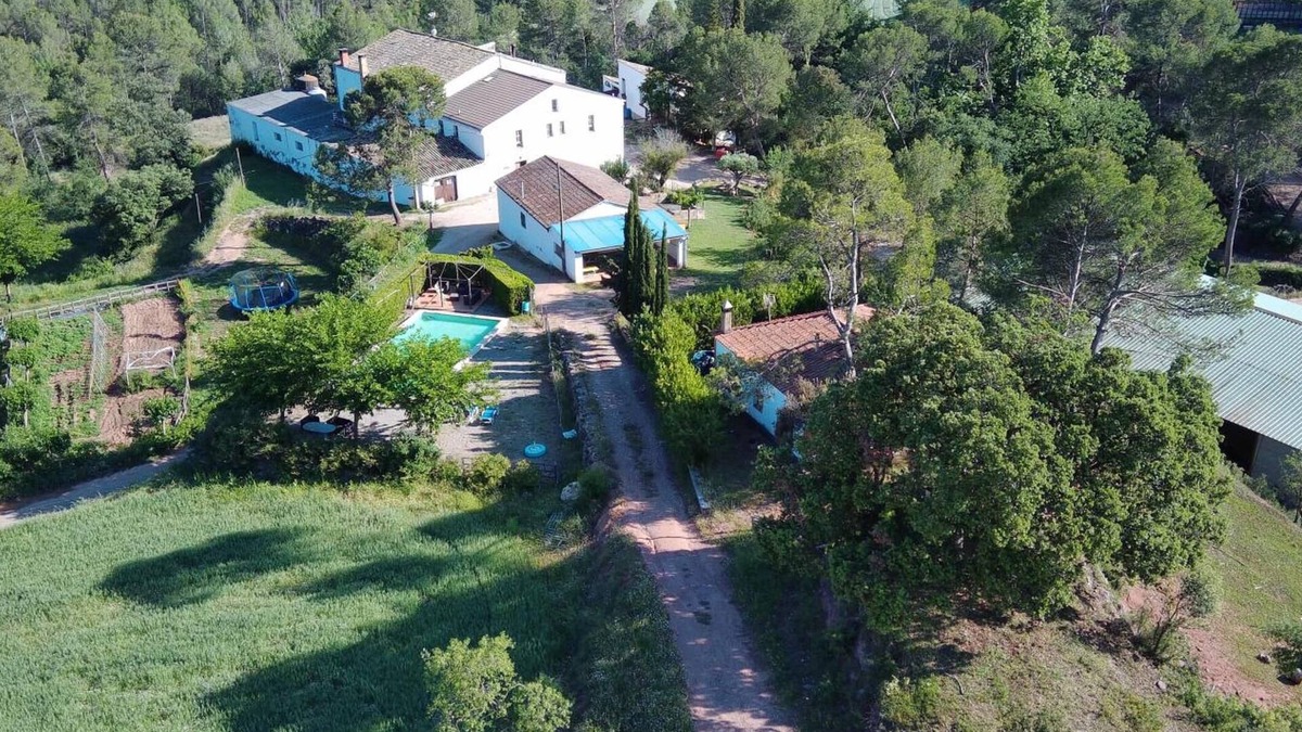 Sant Salvador de Guardiola House | Apartment 'Mas Set-rengs Completo' with Lake View, Private Pool and Wi-Fi