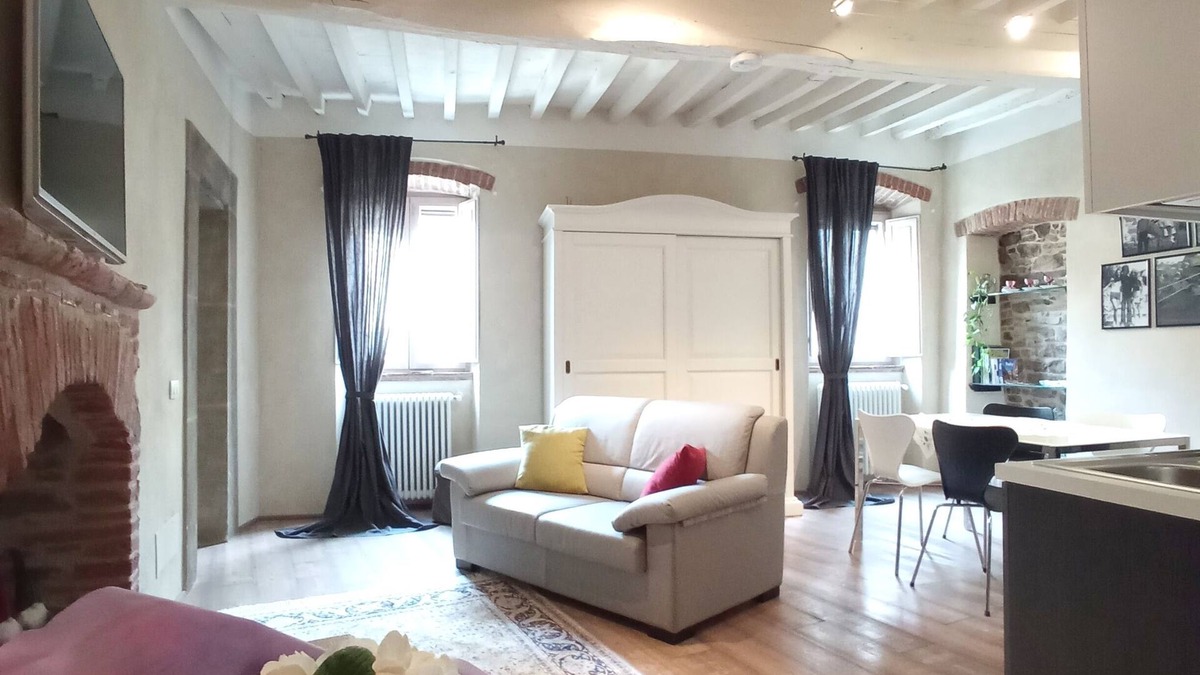 Cortona Old Town Apartment | Apartment Me and You Cortona (with romantic outdoor shower on private courtyard)