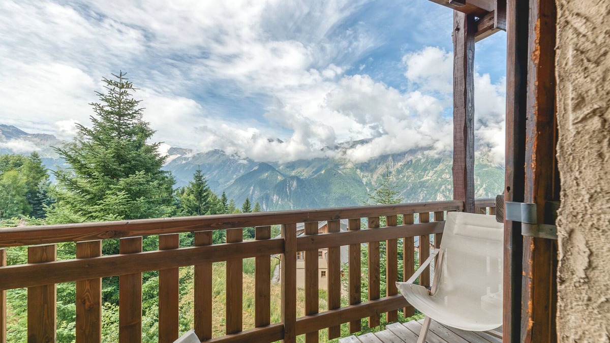 Villard-Reculas Apartment | Apartment 'Meije 4 Chaleureux' with Mountain View, Balcony and Wi-Fi