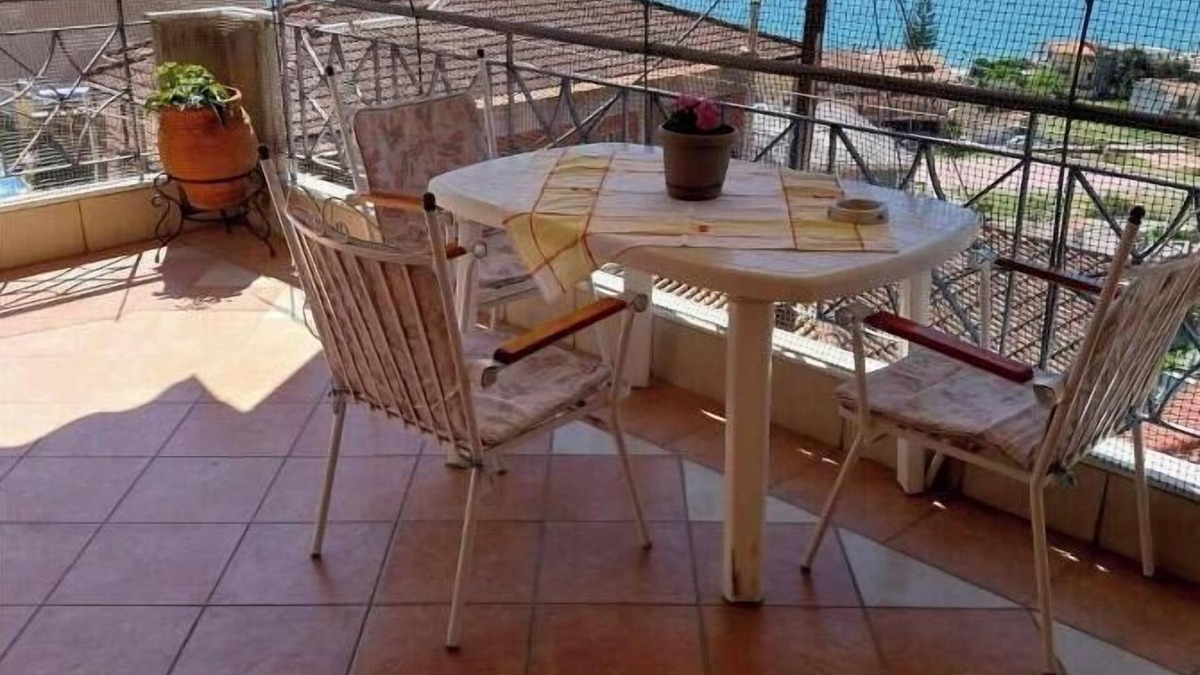 Menidion Apartment | Apartment 'Menidi' with Sea View, Wi-Fi and Air Conditioning