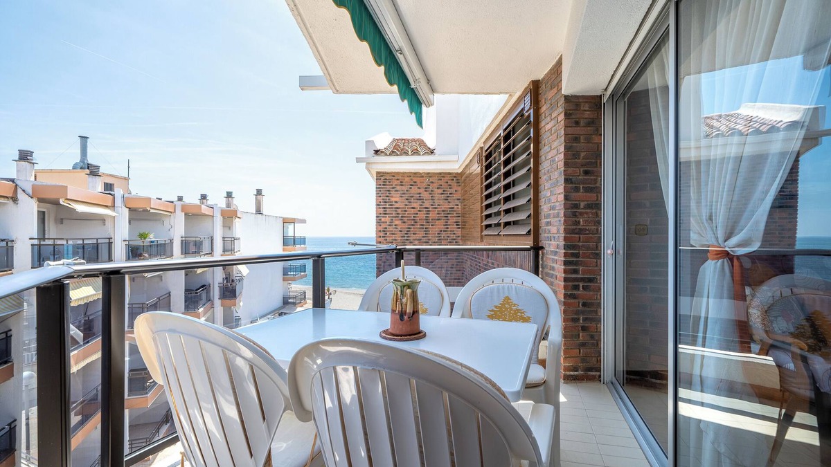 Vilafortuny Apartment | Apartment "Mexico I" on the Beachfront with Terrace, A/C and Wi-Fi