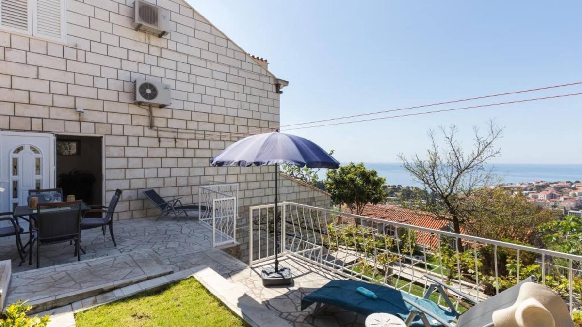 Gornji Kono Apartment | Apartment Milić - Two Bedroom Apartment with Terrace and Sea View (Sinjska 15)