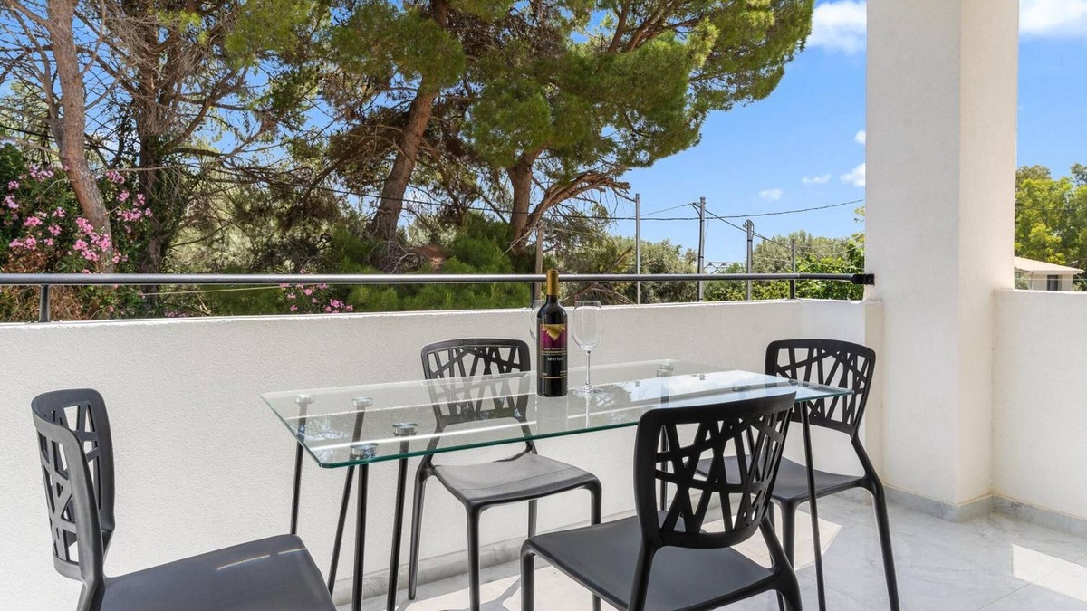 Episkopos Apartment | Apartment 'Miralis' with Mountain View, Wi-Fi and Air Conditioning