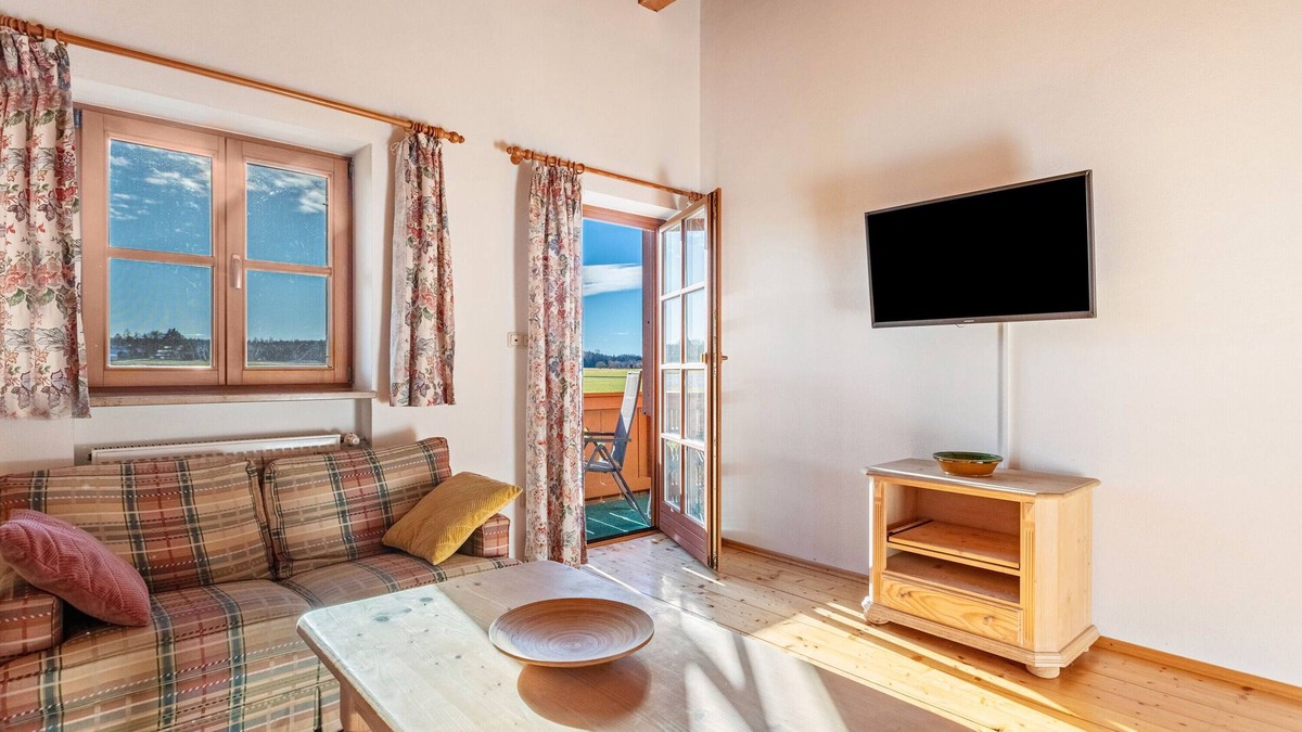 Ebersberg District Apartment | Apartment 'Mit Balkon & Terrasse' with shared garden and Wi-Fi