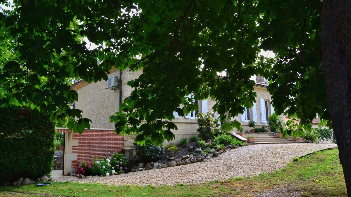 Gaillan-en-Medoc Apartment | Apartment mit Sonnenterrasse Zwischen Atlantik und Wein