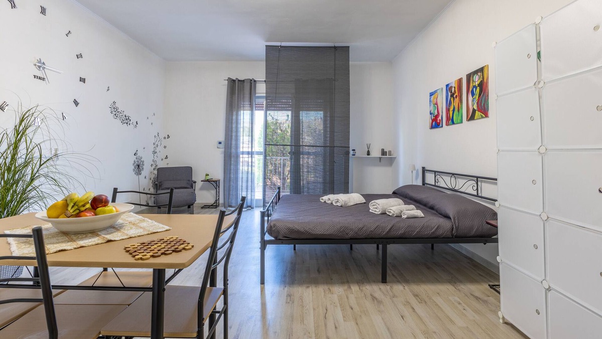 Comiso Apartment | Apartment 'Monolocale In Villa Con Piscina' with Mountain View, Shared Pool and Wi-Fi