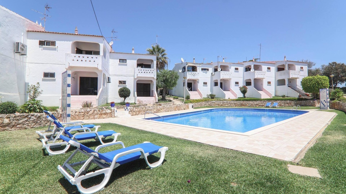 Alporchinhos Apartment | Apartment Moradia das Gaivotas 6 with Pool, Garden & Balcony