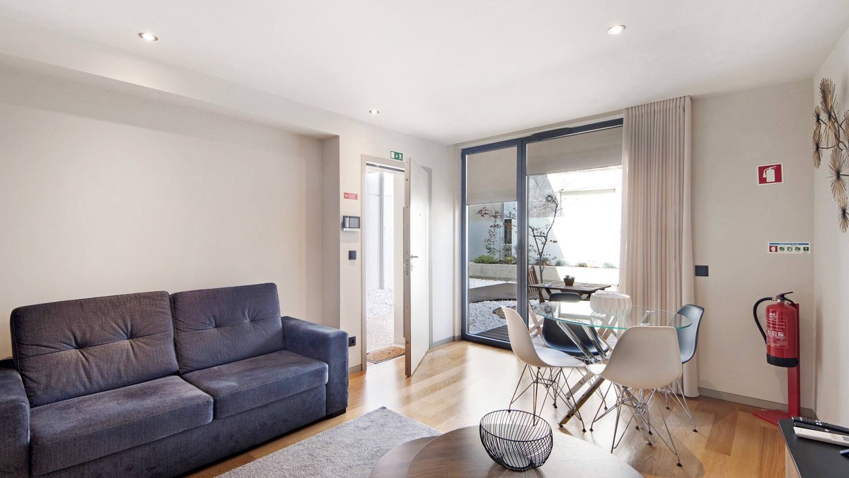 Aveiro Apartment | Apartment 'Morgado Granja Luxury Suites' with Private Garden, Wi-Fi and Air Conditioning