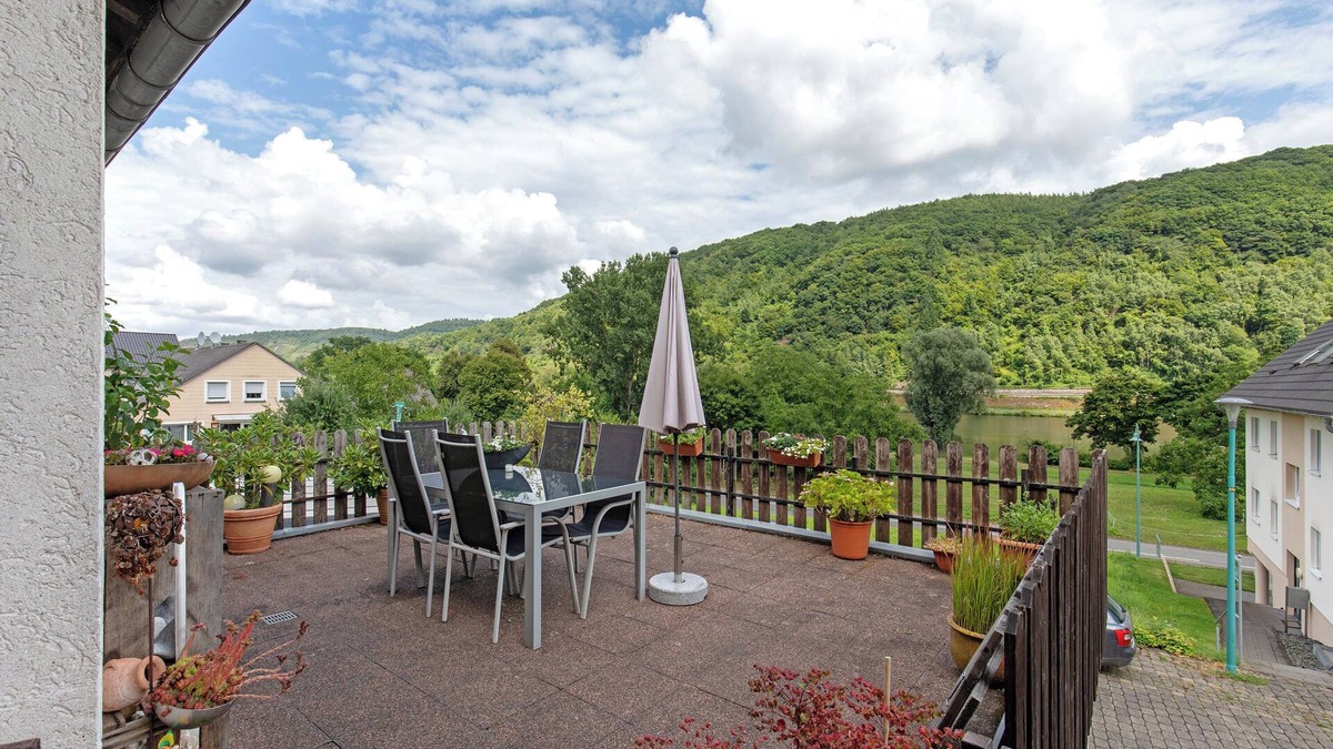 Sankt Aldegund Apartment | Apartment 'Moselglück' with Mountain View, Wi-Fi and Air Conditioning