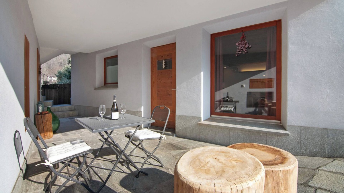 Verceia Apartment | Apartment 'Nadia' with Lake View, Private Terrace and Wi-Fi