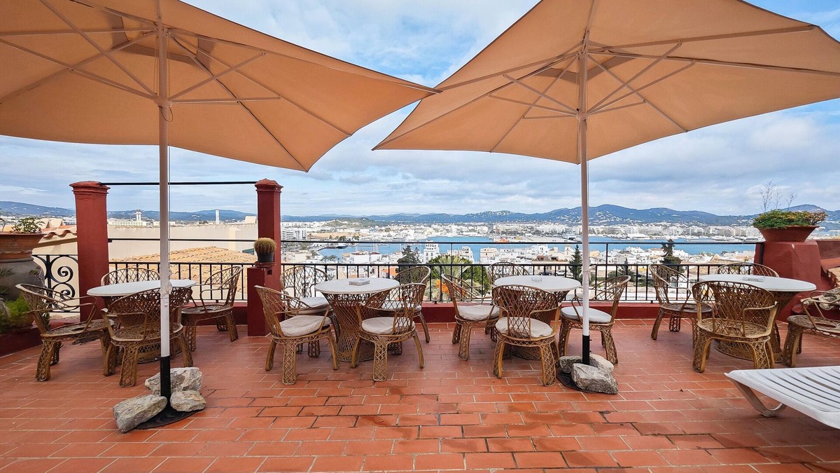 Ibiza City Centre Apartment | Apartment 'Navila Numero 2' with Shared Pool, Wi-Fi and Air Conditioning